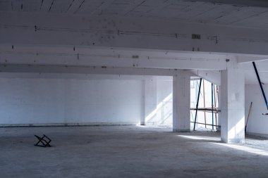 Boş inşaat alanı. Ofis binasının içinde.