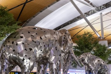 Samut Prakan, Tayland - 12 Haziran 2025: Bangkok yakınlarındaki Uluslararası Suvarnabhumi Havaalanı 'nın yeni terminali olan Orta saha Uydu 1 veya SAT 1' in salonunda fil heykeli