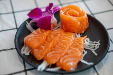 Tabakta somon balığı, restoranda servis ediliyor.