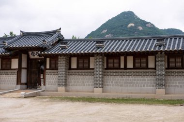 Güney Kore, Seul 'deki Gyeongbokgung Sarayı' nın sınır duvarı ve binası görünüyor.