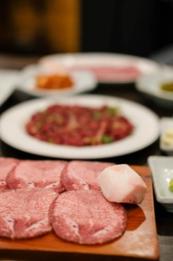 Kore usulü barbekü mangalı. Hanwoo az pişmiş sığır dili eti ve yumuşak odaklı et.