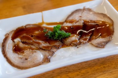 Chashu, domuz eti ile pişirilmiş Japon yemeği. Ramen ve diğer yemekler için popüler bir malzeme..
