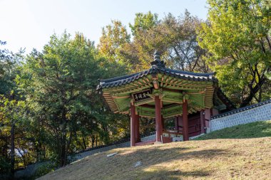 Mirohanjeong Pavyonu, Güney Kore, Suwon Hwaseong Sarayı 'ndaki tepede sonbahar manzaralı bir altıgen pavyonu. Geleneksel Çince metin onun adı, yaşlılıkta dinlenmek için bir pavyon anlamına gelir..