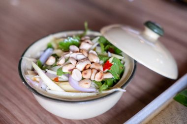 Bir kasede tatlı ve baharatlı mango salatası, genellikle balık soslu kızarmış balıkla yenir. Tayland yemeği.