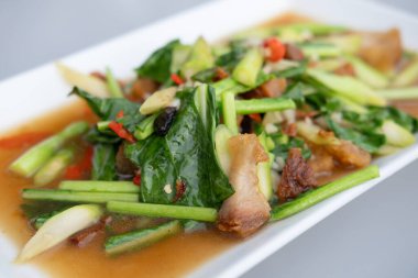 Çin brokolisiyle kızarmış domuz kızartması..