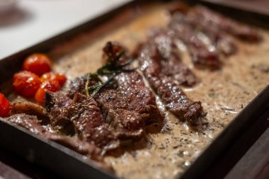 Tavada sos soslu orta pişmiş et.