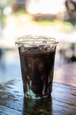 Ahşap masada krem şantili buzlu naneli çikolata.