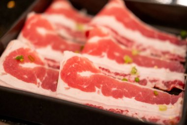 Dilimlenmiş göğüs eti, çiğ et. Pişirmeye hazır.