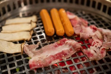 Izgarada dilimlenmiş et. Yumuşak odaklı az pişmiş et.