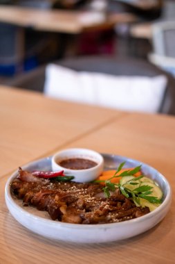 Izgara domuz boynu tabakta servis edilir.