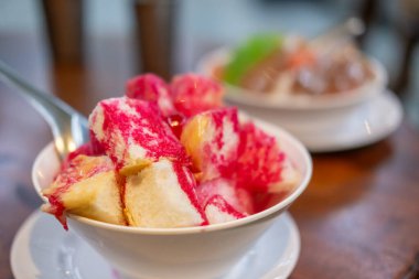 Namkhaeng Sai ya da Wan Yen, üzerinde tatlı şurup ve yoğunlaştırılmış süt bulunan ekmek kasesinde eritilmiş Tayland buzu..