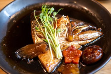 Somon balığı Kabutoni, baharatlı soya sosunda haşlanmış somon balıklı bir Japon yemeği..