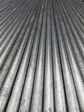 Birden fazla geçici demir çitin dikey yakın çekimi. Yüksek kalite fotoğraf