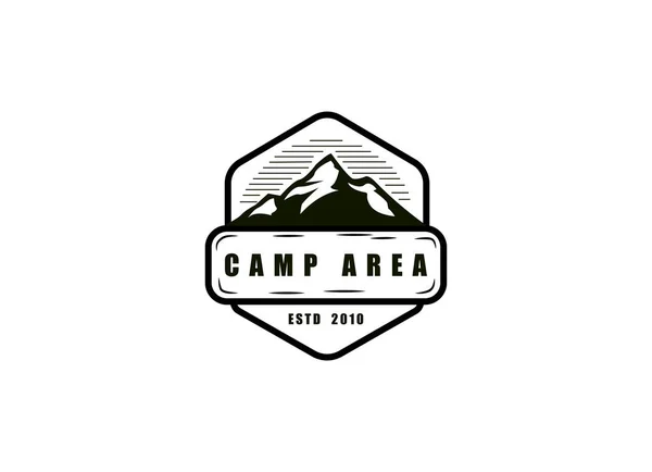 Vintage Outdoor Summer Camp Logo Patches Placa Madeira Desenhos Desenhados — Vetor de Stock