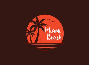 Miami gün batımı. Tişört ve giysi vektör tasarımı, baskı, tipografi, poster, palmiye ağaçlarıyla amblem. Günbatımı logo tasarımı
