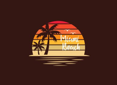 Miami gün batımı. Tişört ve giysi vektör tasarımı, baskı, tipografi, poster, palmiye ağaçlarıyla amblem. Günbatımı logo tasarımı