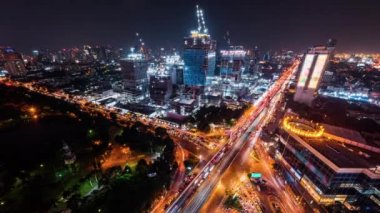 Gece inşaat alanının hızlandırılması, Asya 'da araba trafiği ulaşımı, yüksek açı manzarası. Gelişmiş inşaat teknolojisi, işlek şehir manzarası, endüstriyel ülke kavramını geliştirme