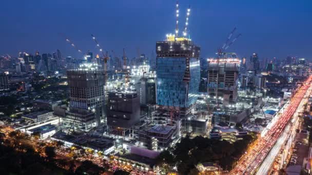 夜以继夜的施工现场 亚洲公路上的汽车交通 先进的建筑技术 繁忙的市中心城市景观 发展中的工业国概念 — 图库视频影像