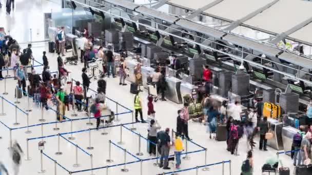 Часові Пропуски Переповнених Мандрівників Чекають Черзі Міжнародній Реєстрації Аеропортів Таїланді — стокове відео
