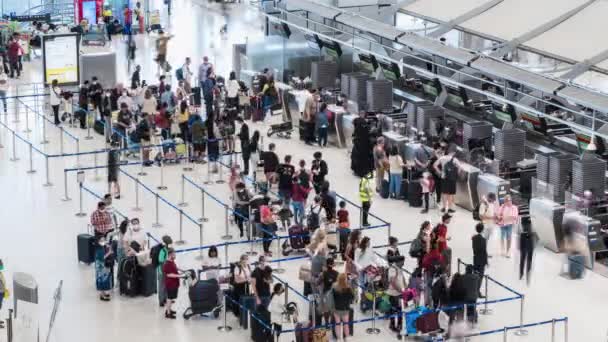 混雑した旅行者の時間の経過タイのカウンターで国際空港のチェックでキューに待機します 航空交通 海外旅行休暇 海外観光ビジネスコンセプト — ストック動画