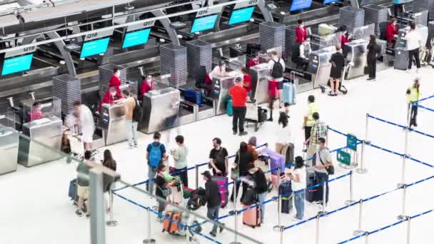 Časová Prodleva Přeplněných Cestujících Lidé Čekají Frontě Mezinárodní Odbavení Letišti — Stock video