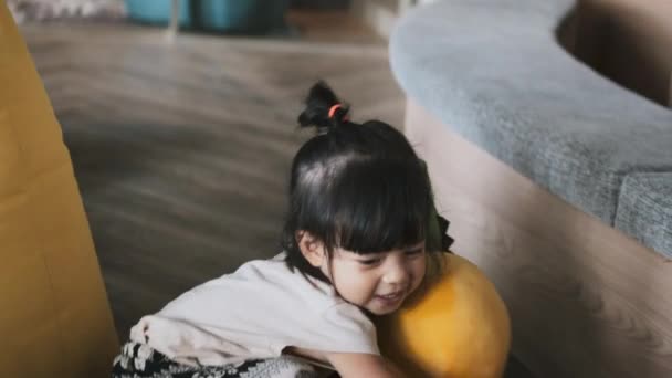 Şirin Küçük Bir Kız Asyalı Kafkasyalı Melez Çocuk Evde Oyuncak — Stok video