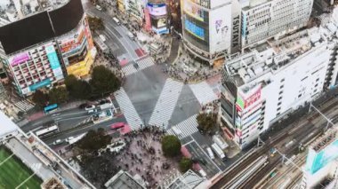 Tokyo, Japonya - 5 Kasım 2019: Araba trafiğinin zaman aşımı, kalabalık Shibuya geçidinde yürüyor. Turizm, Japonya turizmi, Asya taşımacılığı veya Asya şehir yaşamı kavramı