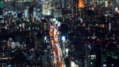 Tokyo 'da, Tokyo Kulesi şehir manzaralı yolda gece yarısı araba trafiği. Asya turizm merkezi, turizm merkezi veya Japon iş bölgesi konsepti