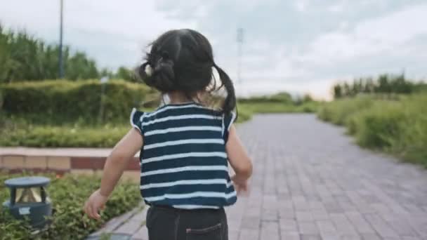 Молода Азіатка Змішана Раса Любить Бігати Парку Щасливого Дитинства Здорова — стокове відео