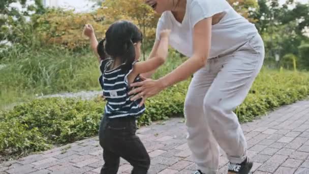 Молодая Азиатская Мать Держит Симпатичную Дочь Поднимает Высоко Воздухе Играть — стоковое видео