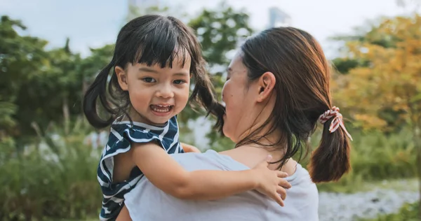 Joven Asiática Madre Hold Lindo Hija Con Sonrisa Mamá Niño Imagen De Stock