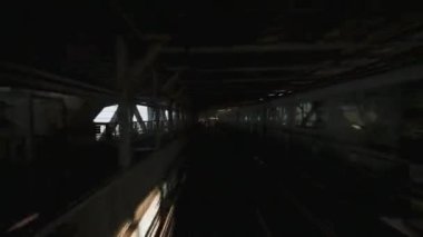 (Bölüm 6) Yurikamome hattı otomatikleştirilmiş tren, Tokyo, Japonya 'daki Odaiba' daki Gökkuşağı Köprüsü 'nden geçiyor. Gelişmiş ulaşım sistemi, Asya turizmi, ulaşım teknolojisi kavramı