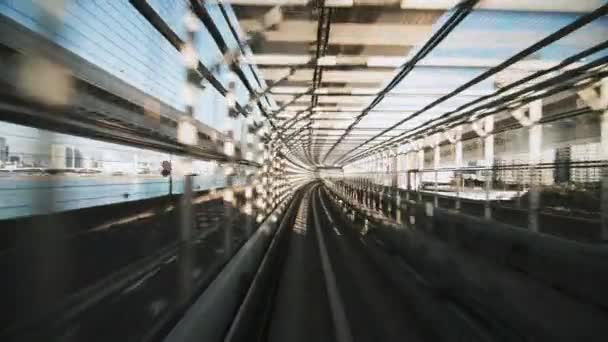 横渡彩虹桥前往日本东京Odaiba的悠里子线自动化列车 先进的运输系统 亚洲旅游业 运输技术概念 — 图库视频影像