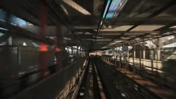 6分の4ポイントゆりかもめの自動列車が東京 お台場へのレインボー橋を渡る前に進む 先進交通システム アジア観光 交通技術の概念 — ストック動画
