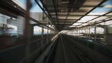 (Bölüm 6) Yurikamome hattı otomatikleştirilmiş tren, Tokyo, Japonya 'daki Odaiba' daki Gökkuşağı Köprüsü 'nden geçiyor. Gelişmiş ulaşım sistemi, Asya turizmi, ulaşım teknolojisi kavramı