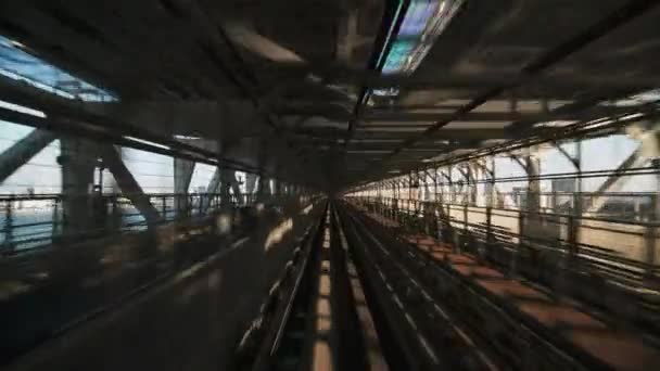 6分の3の視点ゆりかもめの自動列車が東京 お台場へのレインボーブリッジを渡る前に進む 先進交通システム アジア観光 交通技術の概念 — ストック動画
