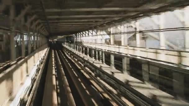 Pohledu Traťového Automatizovaného Vlaku Yurikamome Který Jede Kupředu Přes Duhový — Stock video