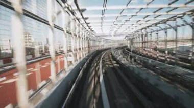 Yurikamome 'un bakış açısına göre otomatikleştirilmiş tren Tokyo, Japonya' daki Odaiba 'daki Gökkuşağı Köprüsü' nden geçiyor. Gelişmiş ulaşım sistemi, Asya turizmi, ulaşım teknolojisi kavramı