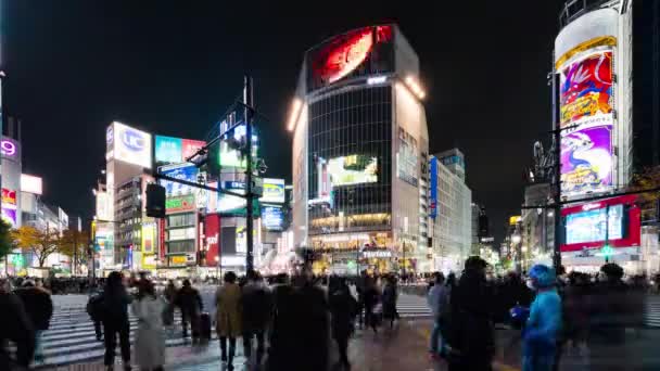日本东京 2022年11月28日 汽车交通的时差 人们在夜间拥挤的石谷交叉口步行 旅游地标 日本旅游 亚洲交通 亚洲城市生活理念 — 图库视频影像