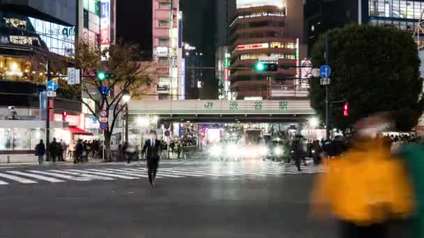 車の交通輸送の夜の時間の経過は 混雑した人々は渋谷スクランブル交差点で横断道路を歩く 東京観光名所ランドマーク 日本の観光 アジア交通機関やアジアの都市生活の概念 — ストック動画