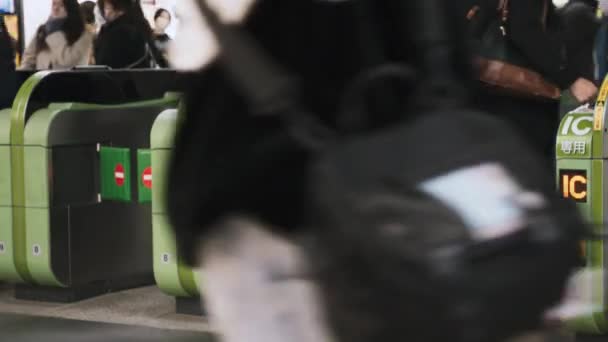Снято Красном Комодо Японцы Толпа Азиатских Путешественников Пройти Мимо Автоматической — стоковое видео
