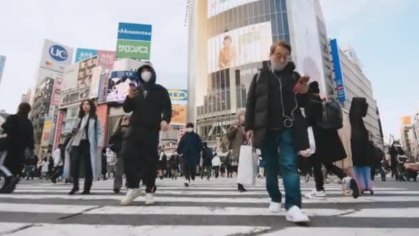 Tokyo Japan Dec 2022 Crowd People Walk Cross Shibuya Scramble — Stockvideo