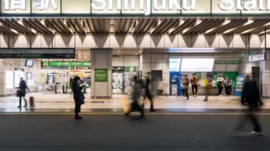 Tokyo, Japonya - 2 Aralık 2022: Japon halkının zaman aşımı, JR Shinjuku metro istasyonu girişinde yürüyen Asyalı bir kalabalık. Asya taşımacılığı, şehir hayatı, tren taşımacılığı kavramı