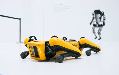 Bangkok, Tayland - 28 Mart 2023: Otomobil Fuarı 'nda Hyundai Boston Dynamics' in dört ayaklı robotunun sunumu. Gelişmiş fütüristik teknoloji, robotik teknoloji endüstrisi fuarı