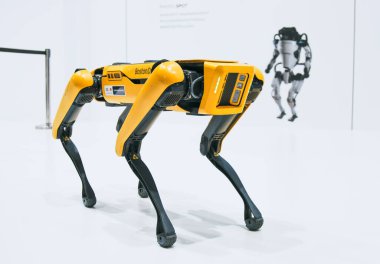 Bangkok, Tayland - 28 Mart 2023: Otomobil Fuarı 'nda Hyundai Boston Dynamics' in dört ayaklı robotunun sunumu. Gelişmiş fütüristik teknoloji, robotik teknoloji endüstrisi fuarı