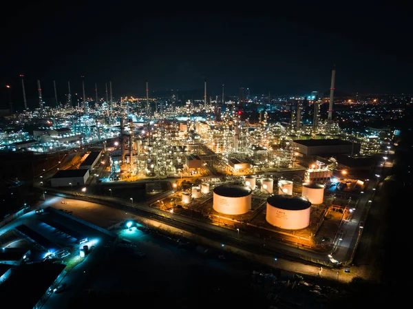 Kőolaj Finomító Ipari Területen Éjszaka Drón Légi Kilátás Üzemanyag Energiatermelés — Stock Fotó