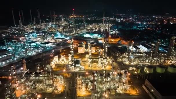 夜の工業団地内の石油精製所の急速な経過時間 ドローンの空中ビュー 燃料発電 石油化学工場 環境大気汚染の概念 — ストック動画