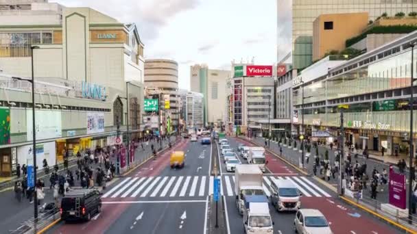 日本东京 2022年12月2日 日本交通晚中断 日本人 拥挤的亚洲通勤者在新宿地铁站过马路 亚洲交通运输 城市生活 — 图库视频影像