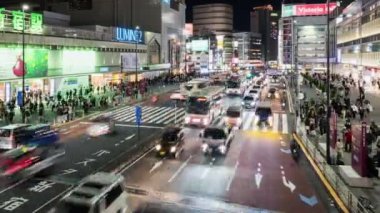 Tokyo, Japonya - 2 Aralık 2022: Araba trafiğinin zaman aşımı, Japonlar, JR Shinjuku metro istasyonunda kalabalık Asyalı banliyö yürüyüşü. Asya taşımacılığı, şehir gece hayatı