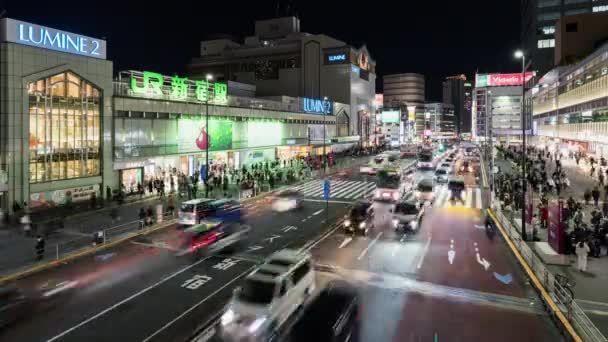 東京都 2022年12月2日 Jr新宿駅で交通渋滞 日本人 アジア系通勤者が横断歩道を走行 アジア交通都市の夜の生活 — ストック動画